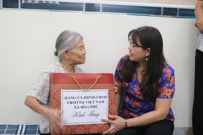 Các đồng chí lãnh đạo xã Hòa Phú: Thăm, tặng quà các thương, bệnh binh, thân nhân liệt sỹ, người bị nhiễm chất hóa học nặng - Ảnh 2.