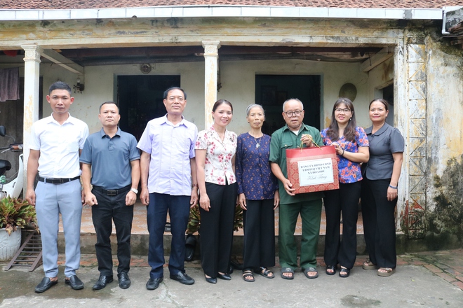 Các đồng chí lãnh đạo xã Hòa Phú: Thăm, tặng quà các thương, bệnh binh, thân nhân liệt sỹ, người bị nhiễm chất hóa học nặng - Ảnh 3.