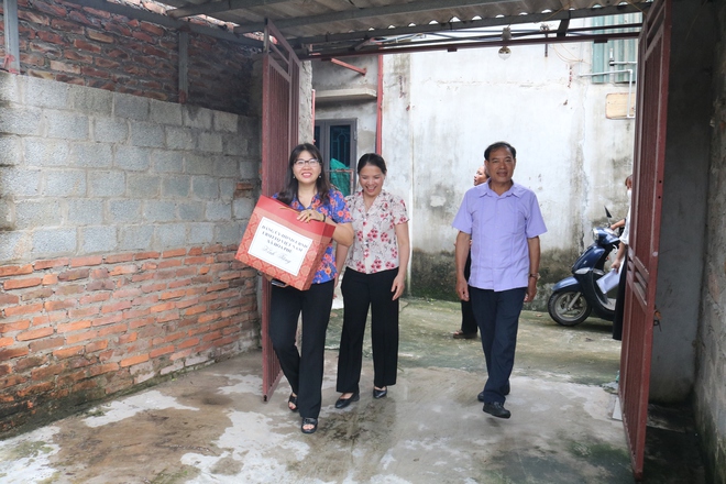 Các đồng chí lãnh đạo xã Hòa Phú: Thăm, tặng quà các thương, bệnh binh, thân nhân liệt sỹ, người bị nhiễm chất hóa học nặng - Ảnh 4.