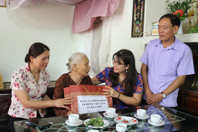 Các đồng chí lãnh đạo xã Hòa Phú: Thăm, tặng quà các thương, bệnh binh, thân nhân liệt sỹ, người bị nhiễm chất hóa học nặng - Ảnh 5.