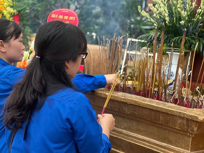 XÚC ĐỘNG LỄ DÂNG HƯƠNG TƯỞNG NIỆM CÁC ANH HÙNG LIỆT SĨ- Ảnh 11.