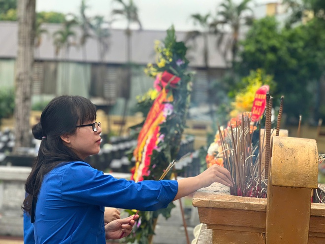 XÚC ĐỘNG LỄ DÂNG HƯƠNG TƯỞNG NIỆM CÁC ANH HÙNG LIỆT SĨ- Ảnh 10.