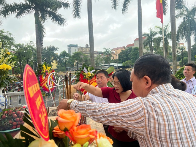 XÚC ĐỘNG LỄ DÂNG HƯƠNG TƯỞNG NIỆM CÁC ANH HÙNG LIỆT SĨ- Ảnh 6.