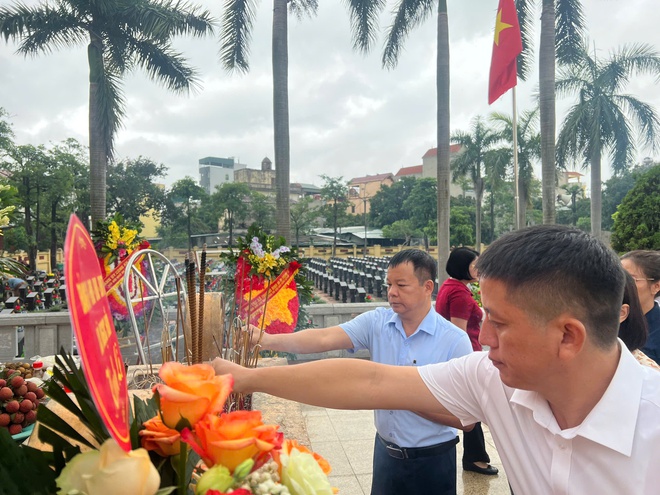XÚC ĐỘNG LỄ DÂNG HƯƠNG TƯỞNG NIỆM CÁC ANH HÙNG LIỆT SĨ- Ảnh 7.