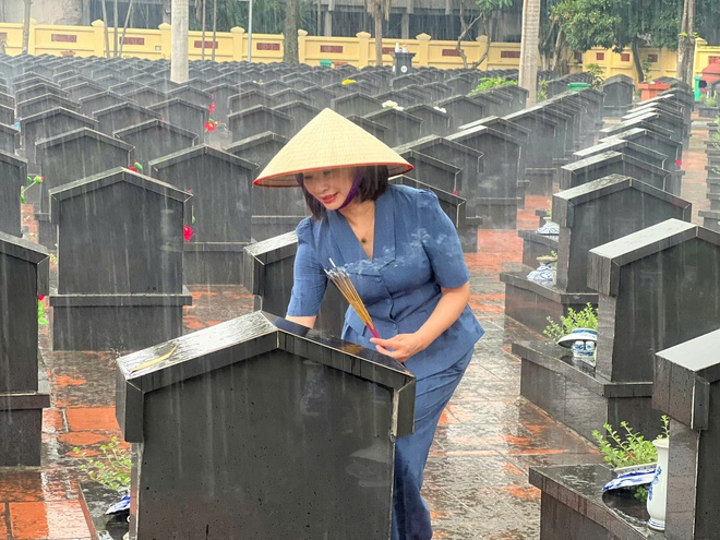 XÚC ĐỘNG LỄ DÂNG HƯƠNG TƯỞNG NIỆM CÁC ANH HÙNG LIỆT SĨ- Ảnh 8. XÚC ĐỘNG LỄ DÂNG HƯƠNG TƯỞNG NIỆM CÁC ANH HÙNG LIỆT SĨ- Ảnh 8.