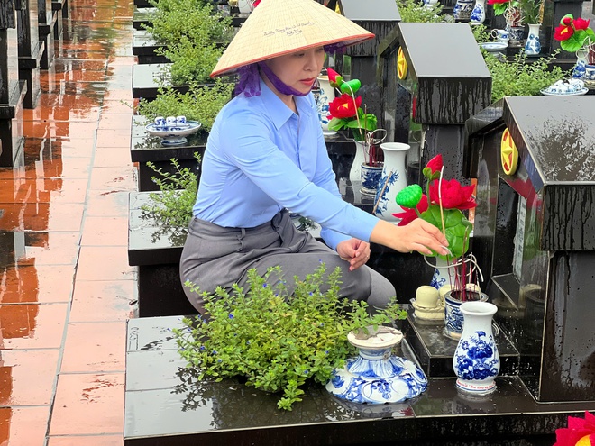 XÚC ĐỘNG LỄ DÂNG HƯƠNG TƯỞNG NIỆM CÁC ANH HÙNG LIỆT SĨ- Ảnh 9. XÚC ĐỘNG LỄ DÂNG HƯƠNG TƯỞNG NIỆM CÁC ANH HÙNG LIỆT SĨ- Ảnh 9.