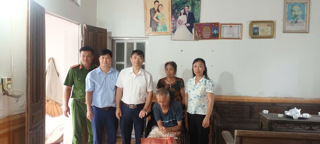 Các đồng chí lãnh đạo xã Hòa Phú: Thăm, tặng quà các thương, bệnh binh, thân nhân liệt sỹ, người bị nhiễm chất hóa học nặng - Ảnh 10.