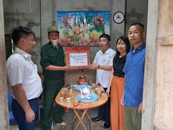 Các đồng chí lãnh đạo xã Hòa Phú: Thăm, tặng quà các thương, bệnh binh, thân nhân liệt sỹ, người bị nhiễm chất hóa học nặng - Ảnh 11.