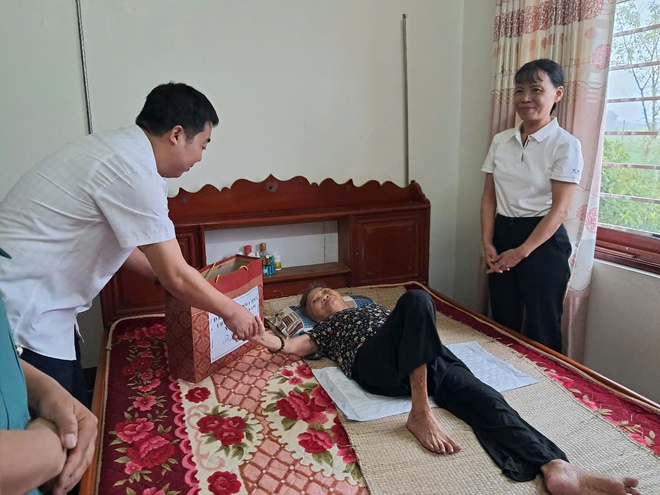 Các đồng chí lãnh đạo xã Hòa Phú: Thăm, tặng quà các thương, bệnh binh, thân nhân liệt sỹ, người bị nhiễm chất hóa học nặng - Ảnh 12.