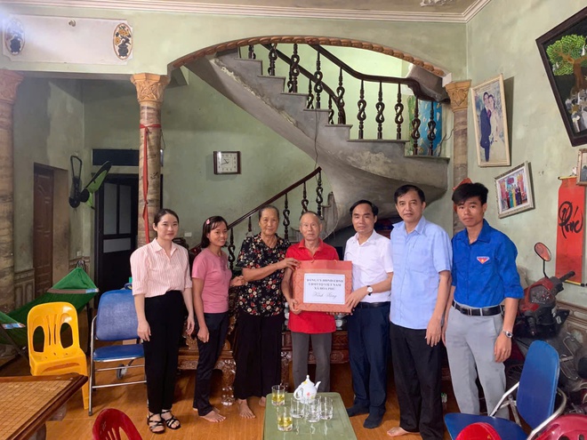 Các đồng chí lãnh đạo xã Hòa Phú: Thăm, tặng quà các thương, bệnh binh, thân nhân liệt sỹ, người bị nhiễm chất hóa học nặng - Ảnh 13.