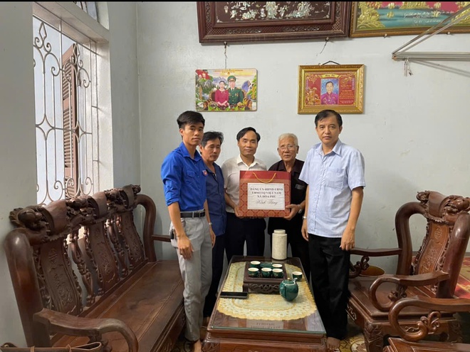 Các đồng chí lãnh đạo xã Hòa Phú: Thăm, tặng quà các thương, bệnh binh, thân nhân liệt sỹ, người bị nhiễm chất hóa học nặng - Ảnh 14.