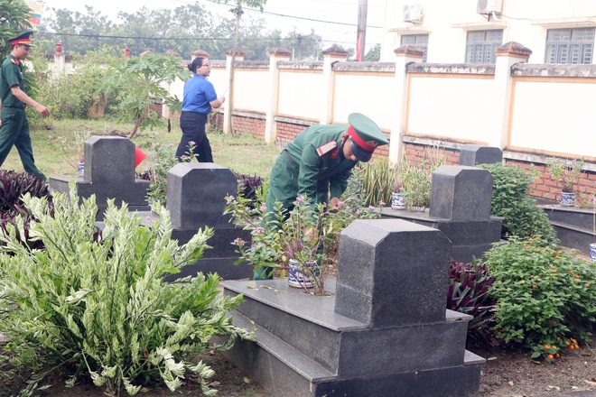 Các đồng chí Lãnh đạo xã Hòa Phú dâng hương tưởng niệm tại Nghĩa trang Liệt sĩ nhân kỷ niệm 78 năm Ngày Thương binh – Liệt sĩ 27/7.

- Ảnh 6.