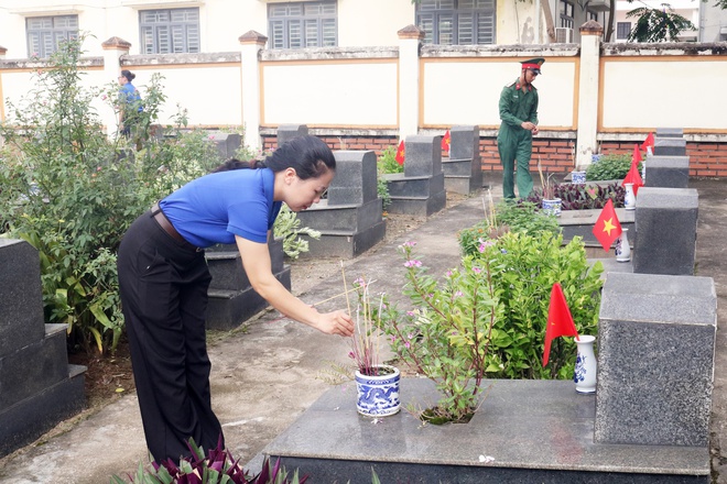 Các đồng chí Lãnh đạo xã Hòa Phú dâng hương tưởng niệm tại Nghĩa trang Liệt sĩ nhân kỷ niệm 78 năm Ngày Thương binh – Liệt sĩ 27/7.

- Ảnh 7.