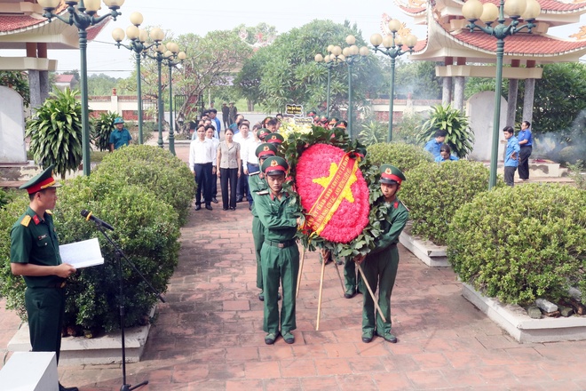 Các đồng chí Lãnh đạo xã Hòa Phú dâng hương tưởng niệm tại Nghĩa trang Liệt sĩ nhân kỷ niệm 78 năm Ngày Thương binh – Liệt sĩ 27/7.

- Ảnh 1.