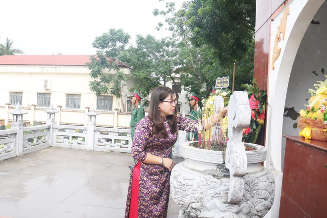 Các đồng chí Lãnh đạo xã Hòa Phú dâng hương tưởng niệm tại Nghĩa trang Liệt sĩ nhân kỷ niệm 78 năm Ngày Thương binh – Liệt sĩ 27/7.

- Ảnh 2.