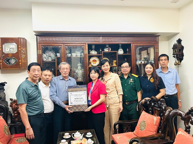 Lãnh đạo Đảng ủy - HĐND - UBND - Ủy ban MTTQ Việt Nam phường Cầu Giấy thăm, tặng quà các gia đình chính sách tiêu biểu trên địa bàn phường- Ảnh 3.