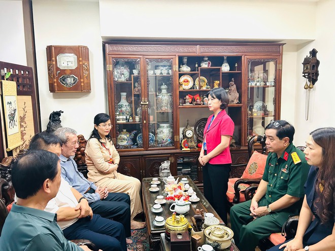 Lãnh đạo Đảng ủy - HĐND - UBND - Ủy ban MTTQ Việt Nam phường Cầu Giấy thăm, tặng quà các gia đình chính sách tiêu biểu trên địa bàn phường- Ảnh 4.