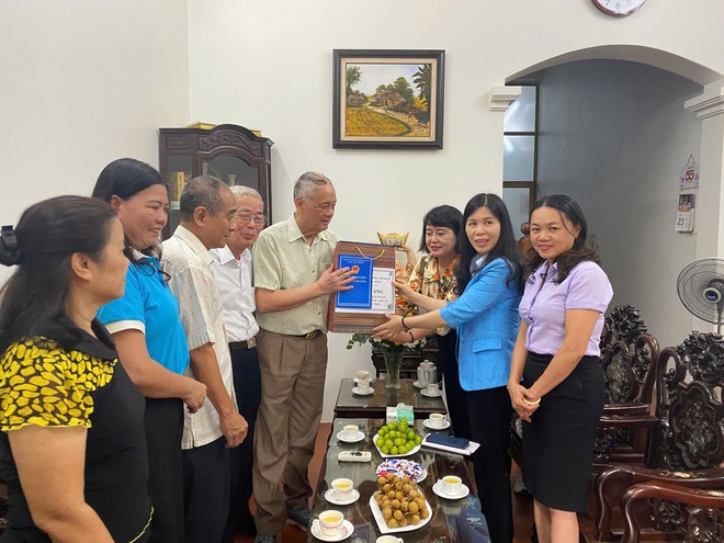 Lãnh đạo Đảng ủy - HĐND - UBND - Ủy ban MTTQ Việt Nam phường Cầu Giấy thăm, tặng quà các gia đình chính sách tiêu biểu trên địa bàn phường- Ảnh 1.