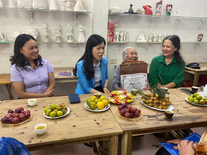 Lãnh đạo Đảng ủy - HĐND - UBND - Ủy ban MTTQ Việt Nam phường Cầu Giấy thăm, tặng quà các gia đình chính sách tiêu biểu trên địa bàn phường- Ảnh 2.