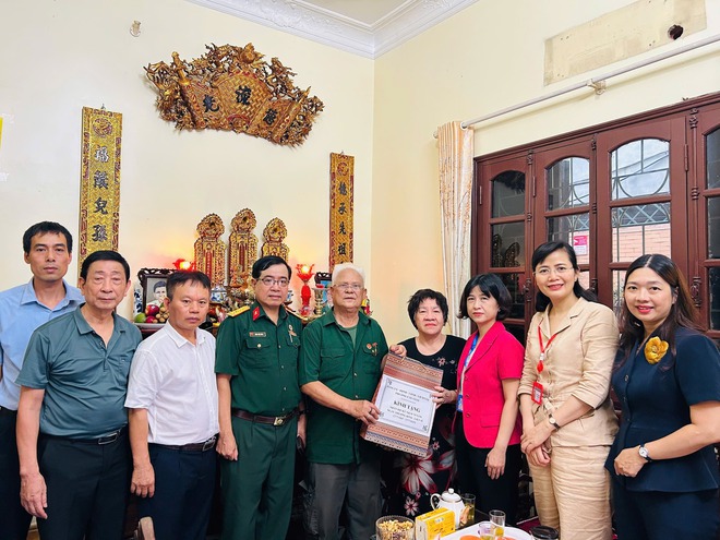 Lãnh đạo Đảng ủy - HĐND - UBND - Ủy ban MTTQ Việt Nam phường Cầu Giấy thăm, tặng quà các gia đình chính sách tiêu biểu trên địa bàn phường- Ảnh 5.