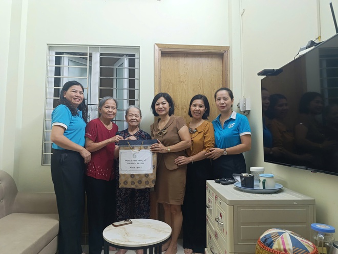 Hội Liên hiệp phụ nữ phường Cầu Giấy thăm, tặng quà Hội viên là gia đình chính sách, người có công- Ảnh 2.