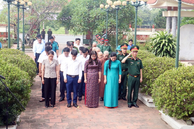 Các đồng chí Lãnh đạo xã Hòa Phú dâng hương tưởng niệm tại Nghĩa trang Liệt sĩ nhân kỷ niệm 78 năm Ngày Thương binh – Liệt sĩ 27/7.

- Ảnh 4.