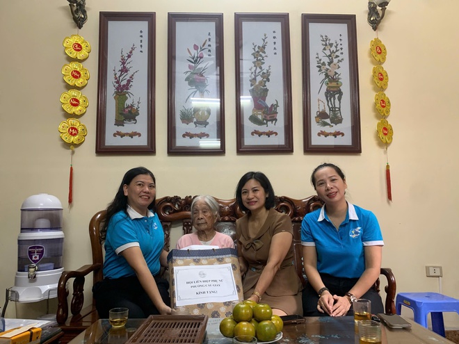 Hội Liên hiệp phụ nữ phường Cầu Giấy thăm, tặng quà Hội viên là gia đình chính sách, người có công- Ảnh 3.