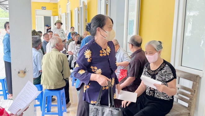 KHÁM BỆNH, TƯ VẤN SỨC KHOẺ, CẤP THUỐC, TẶNG QUÀ CHO HƠN 70 GIA ĐÌNH CHÍNH SÁCH, NGƯỜI CÓ CÔNG VỚI CÁCH MẠNG- Ảnh 4.