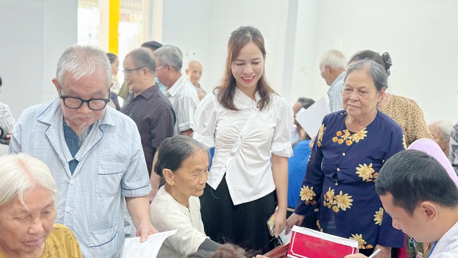 KHÁM BỆNH, TƯ VẤN SỨC KHOẺ, CẤP THUỐC, TẶNG QUÀ CHO HƠN 70 GIA ĐÌNH CHÍNH SÁCH, NGƯỜI CÓ CÔNG VỚI CÁCH MẠNG- Ảnh 3.