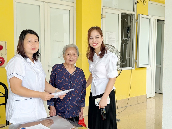 KHÁM BỆNH, TƯ VẤN SỨC KHOẺ, CẤP THUỐC, TẶNG QUÀ CHO HƠN 70 GIA ĐÌNH CHÍNH SÁCH, NGƯỜI CÓ CÔNG VỚI CÁCH MẠNG- Ảnh 5.
