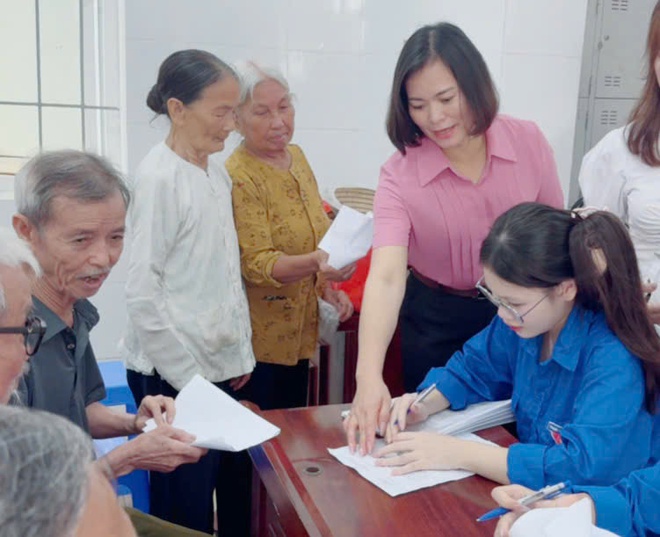 KHÁM BỆNH, TƯ VẤN SỨC KHOẺ, CẤP THUỐC, TẶNG QUÀ CHO HƠN 70 GIA ĐÌNH CHÍNH SÁCH, NGƯỜI CÓ CÔNG VỚI CÁCH MẠNG- Ảnh 2.