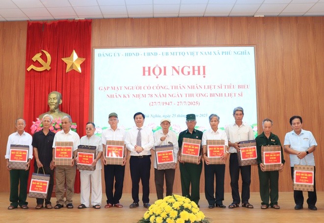 Xã Phú Nghĩa tổ chức hội nghị gặp mặt tri ân người có công, thân nhân liệt sỹ tiêu biểu nhân dịp kỷ niệm 78 năm ngày Thương binh - Liệt sỹ (27/7/1947 – 27/7/2025)- Ảnh 11.