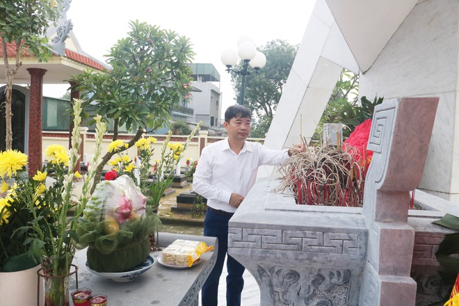 Các đồng chí Lãnh đạo xã Hòa Phú dâng hương tưởng niệm tại Nghĩa trang Liệt sĩ nhân kỷ niệm 78 năm Ngày Thương binh – Liệt sĩ 27/7.

- Ảnh 3.