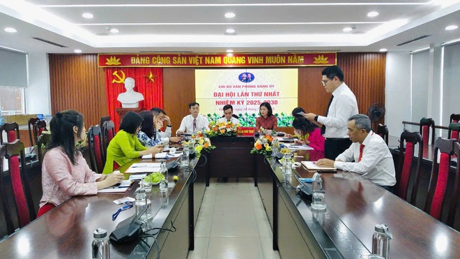 Đại hội Chi bộ Văn phòng Đảng uỷ phường Việt Hưng lần thứ I, nhiệm kỳ 2025-2030- Ảnh 7.