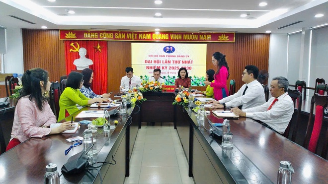 Đại hội Chi bộ Văn phòng Đảng uỷ phường Việt Hưng lần thứ I, nhiệm kỳ 2025-2030- Ảnh 6.
