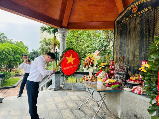 Phường Việt Hưng tổ chức dâng hương, tưởng niệm các Bà mẹ Việt Nam anh hùng, các anh hùng liệt sĩ nhân kỷ niệm 78 năm Ngày Thương binh - Liệt sĩ (27/7/1947 - 27/7/2025)- Ảnh 1.