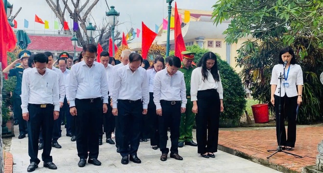 Phường Việt Hưng tổ chức dâng hương, tưởng niệm các Bà mẹ Việt Nam anh hùng, các anh hùng liệt sĩ nhân kỷ niệm 78 năm Ngày Thương binh - Liệt sĩ (27/7/1947 - 27/7/2025)- Ảnh 3.