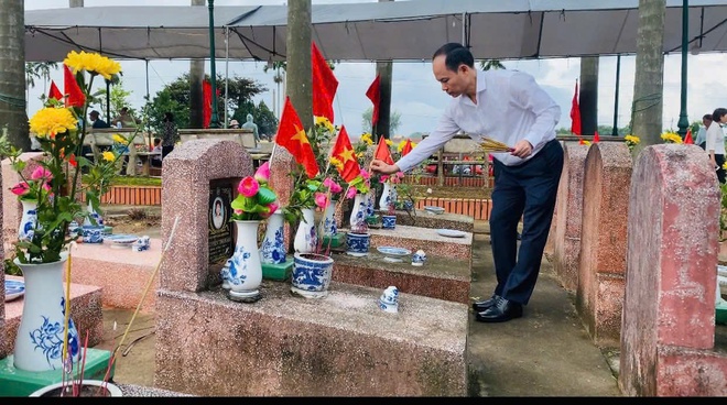 Phường Việt Hưng tổ chức dâng hương, tưởng niệm các Bà mẹ Việt Nam anh hùng, các anh hùng liệt sĩ nhân kỷ niệm 78 năm Ngày Thương binh - Liệt sĩ (27/7/1947 - 27/7/2025)- Ảnh 4.