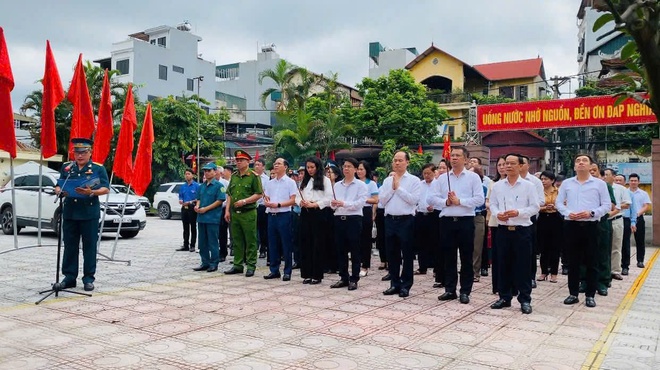 Phường Việt Hưng tổ chức dâng hương, tưởng niệm các Bà mẹ Việt Nam anh hùng, các anh hùng liệt sĩ nhân kỷ niệm 78 năm Ngày Thương binh - Liệt sĩ (27/7/1947 - 27/7/2025)- Ảnh 5.