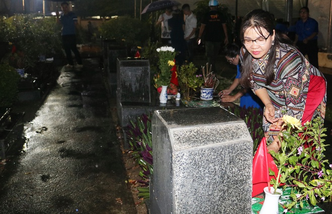 Xã Hòa Phú tổ chức 7 Đoàn công tác đồng loạt thắp nến tri ân tại các nghĩa trang liệt sĩ trên địa bàn- Ảnh 1.