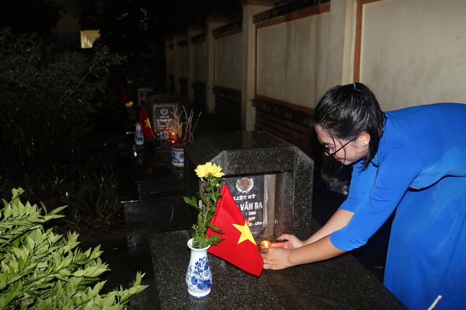 Xã Hòa Phú tổ chức 7 Đoàn công tác đồng loạt thắp nến tri ân tại các nghĩa trang liệt sĩ trên địa bàn- Ảnh 3.