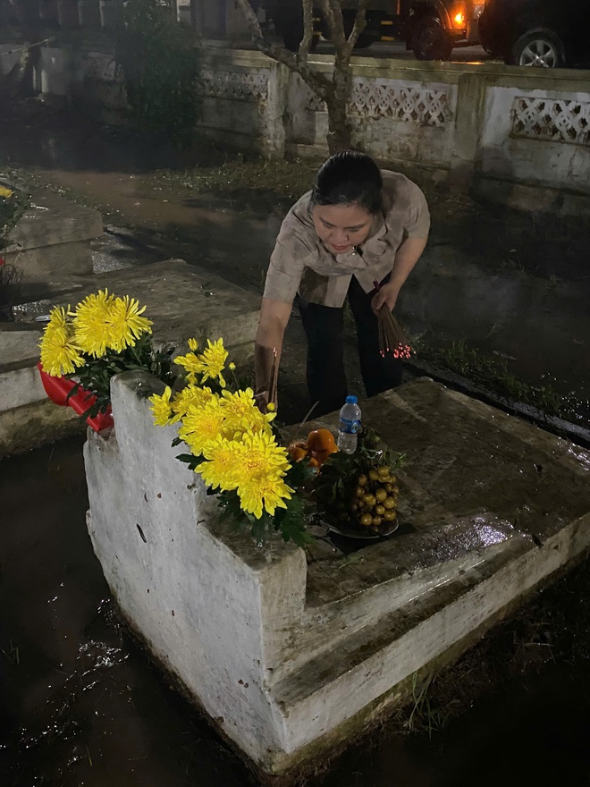 Xã Hòa Phú tổ chức 7 Đoàn công tác đồng loạt thắp nến tri ân tại các nghĩa trang liệt sĩ trên địa bàn- Ảnh 5.