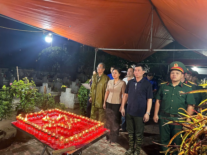 Xã Hòa Phú tổ chức 7 Đoàn công tác đồng loạt thắp nến tri ân tại các nghĩa trang liệt sĩ trên địa bàn- Ảnh 4.