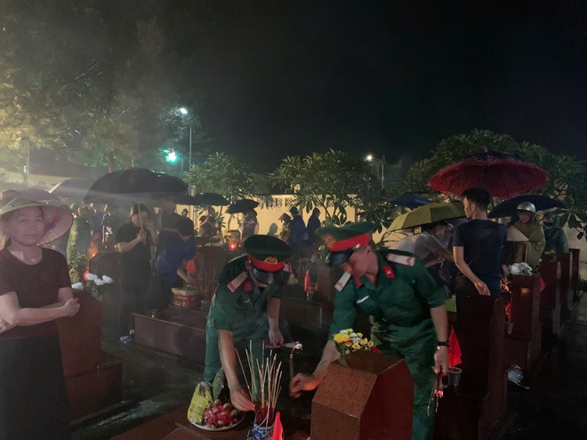 Xã Hòa Phú tổ chức 7 Đoàn công tác đồng loạt thắp nến tri ân tại các nghĩa trang liệt sĩ trên địa bàn- Ảnh 7.