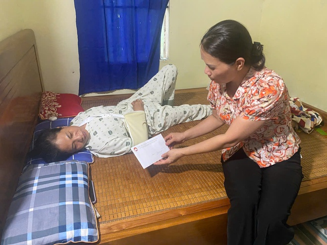 MTTQ xã Hòa Phú trao quà cho các đối tượng bị tai nạn lao động

- Ảnh 1.