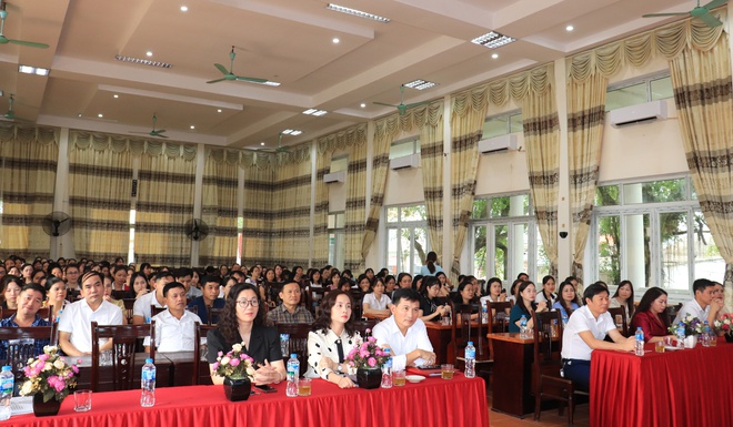 Phú Nghĩa tổ chức Lớp bồi dưỡng chính trị hè năm 2025 cho đội ngũ, cán bộ lãnh đạo quản lý, giáo viên, nhân viên trường học- Ảnh 2.