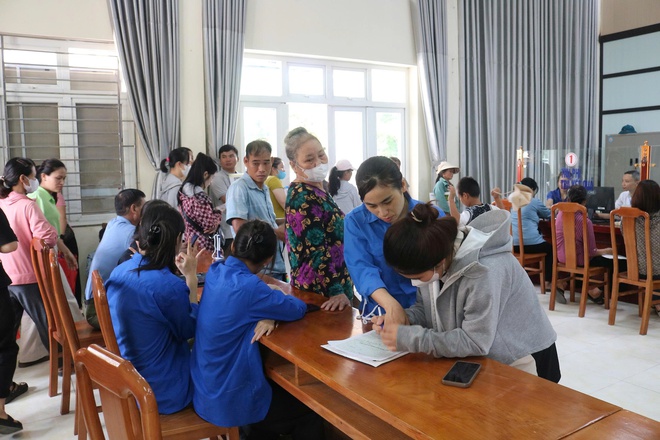 Tuổi trẻ xã Hoà Phú hỗ trợ người dân tại Điểm phục vụ hành chính công.- Ảnh 4.