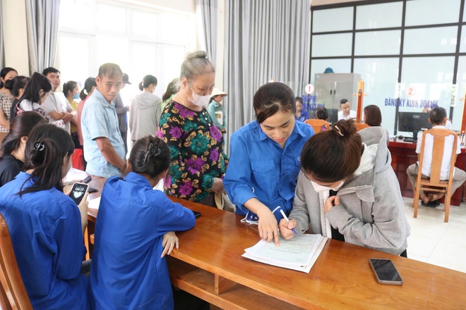 Tuổi trẻ xã Hoà Phú hỗ trợ người dân tại Điểm phục vụ hành chính công.- Ảnh 1.