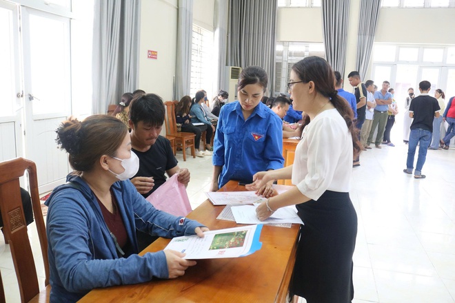 Tuổi trẻ xã Hoà Phú hỗ trợ người dân tại Điểm phục vụ hành chính công.- Ảnh 2.
