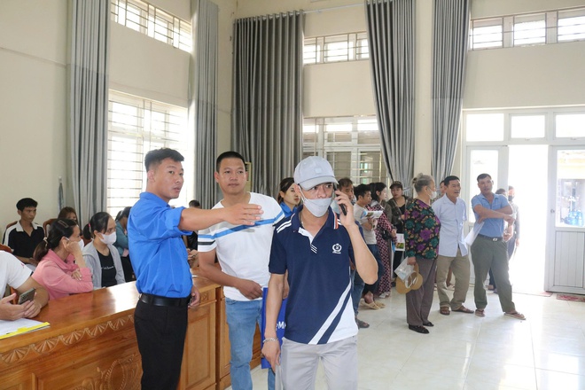 Tuổi trẻ xã Hoà Phú hỗ trợ người dân tại Điểm phục vụ hành chính công.- Ảnh 3.